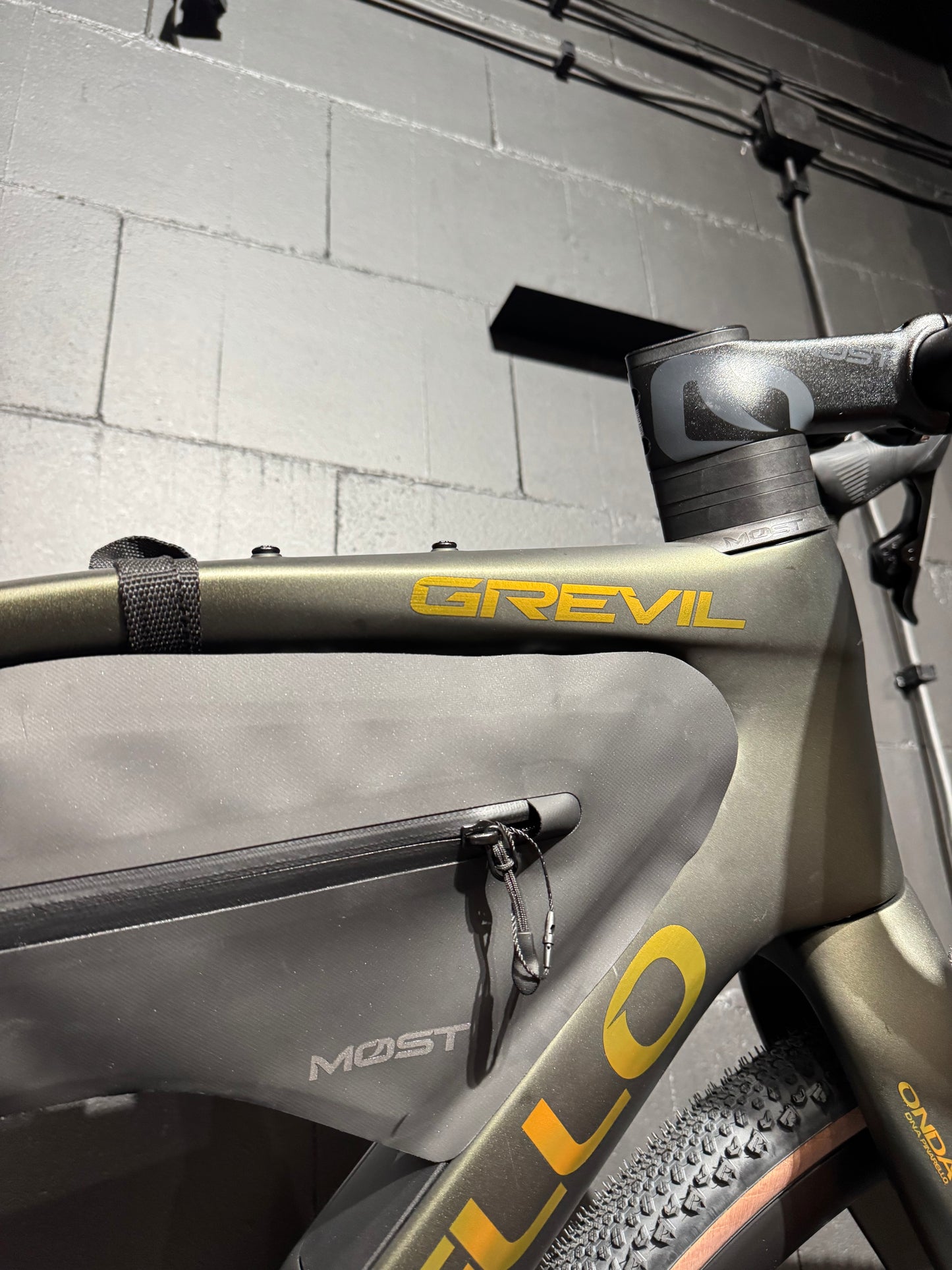 Pinarello Grevil F3 | My26 Etna Black | Sram Apex XPLR