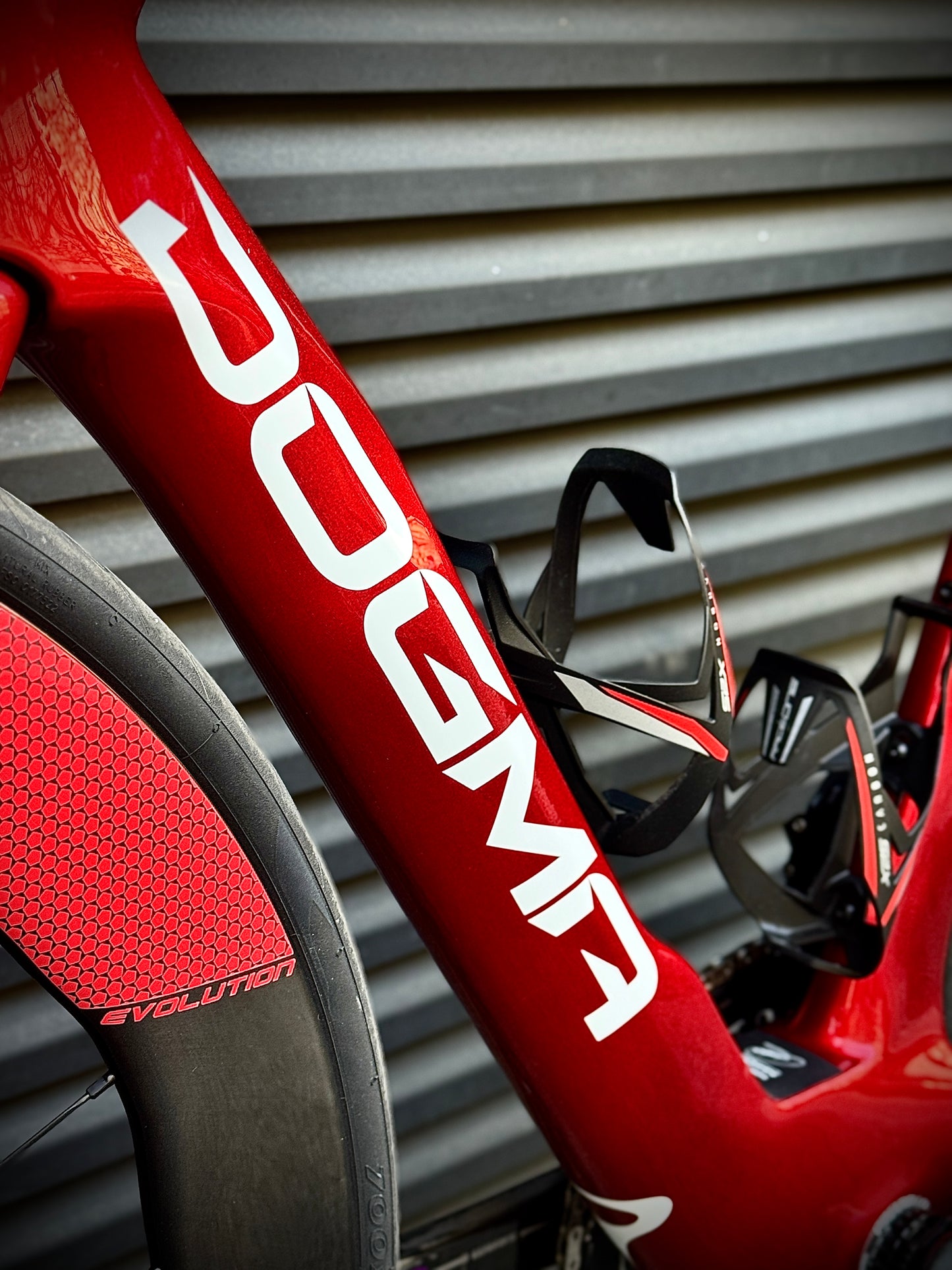 Pinarello Dogma F Starry Red | Sram Red AXS E1 | Princeton Carbonworks Vuelta Red | Roadbike