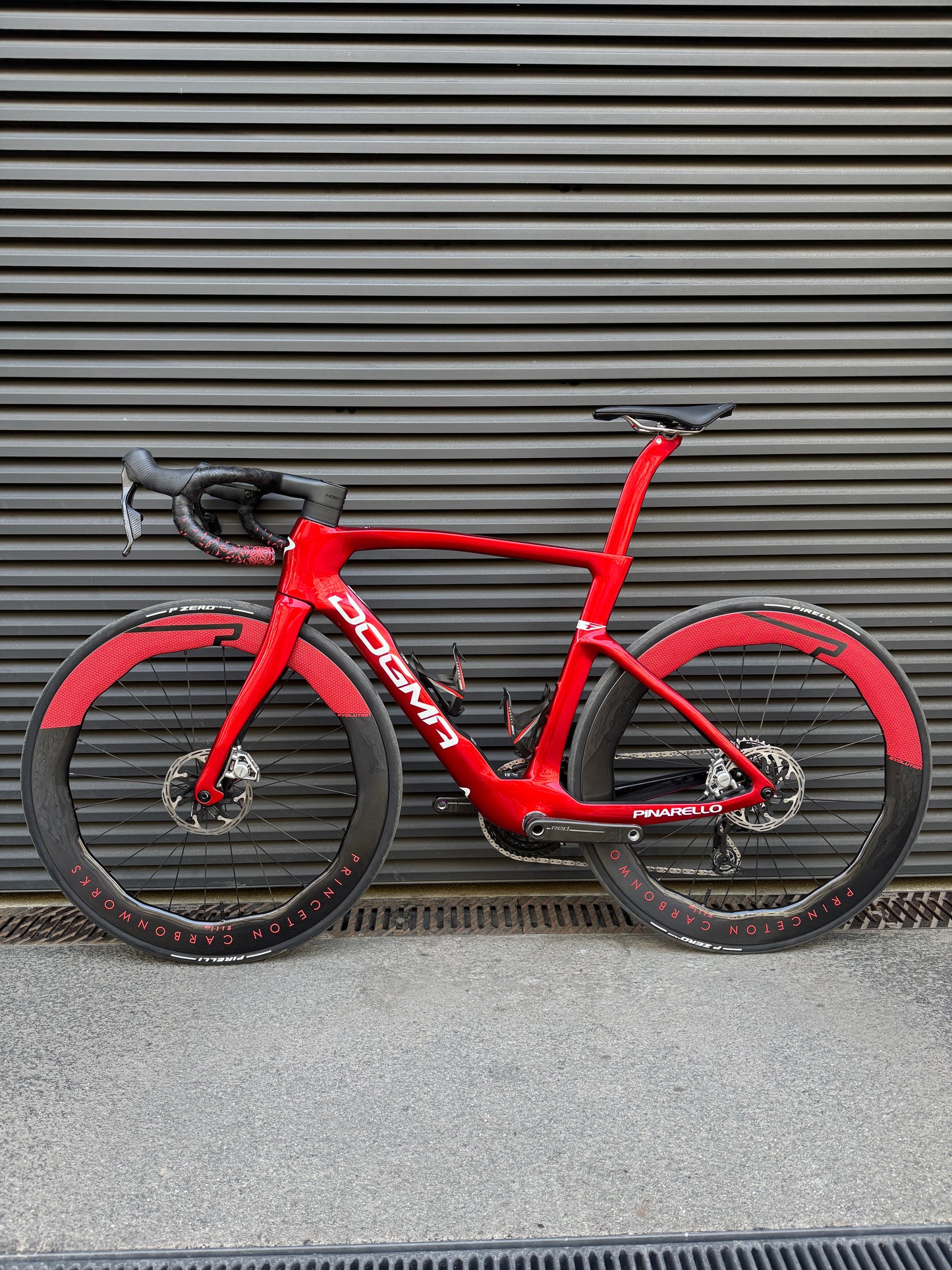 Pinarello Dogma F Starry Red | Sram Red AXS E1 | Princeton Carbonworks Vuelta Red | Roadbike